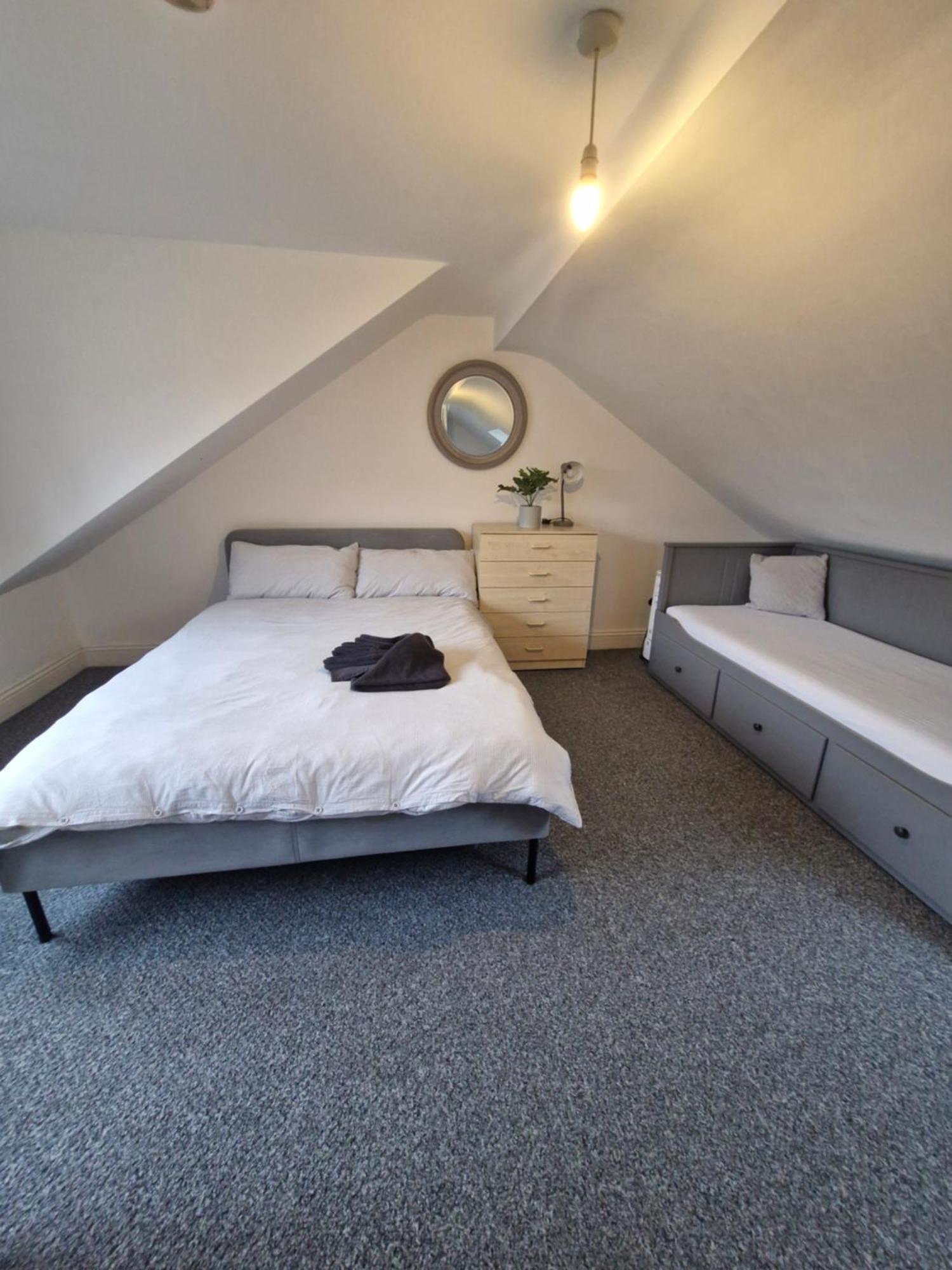 Lovely 3 Bedroom Serviced Apartment In Leytonstone London Exterior photo